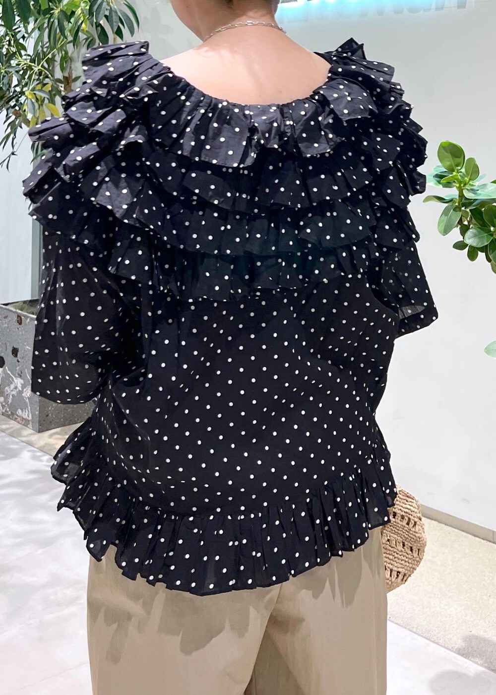 ベージュ系のその他パンツ、ブラック系のシャツ/ブラウス、ホワイト系のサンダルを着用したレディースの春コーディネートの7枚目の写真