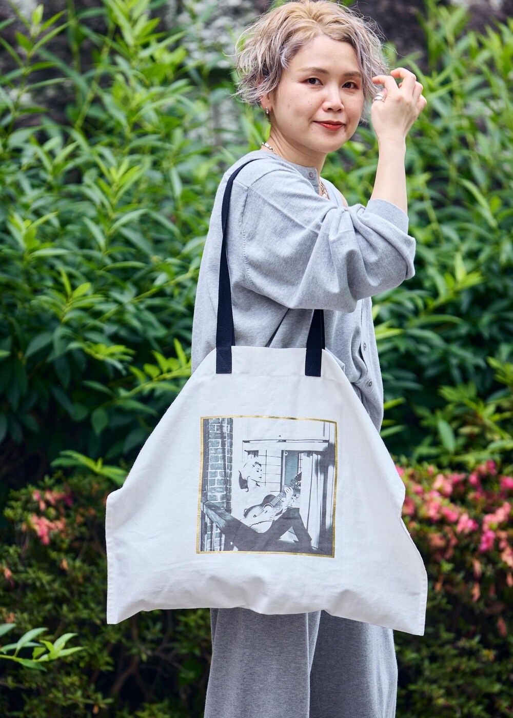 ホワイト系のトートバッグ、シルバー系のサンダルを着用したレディースの夏コーディネートの5枚目の写真