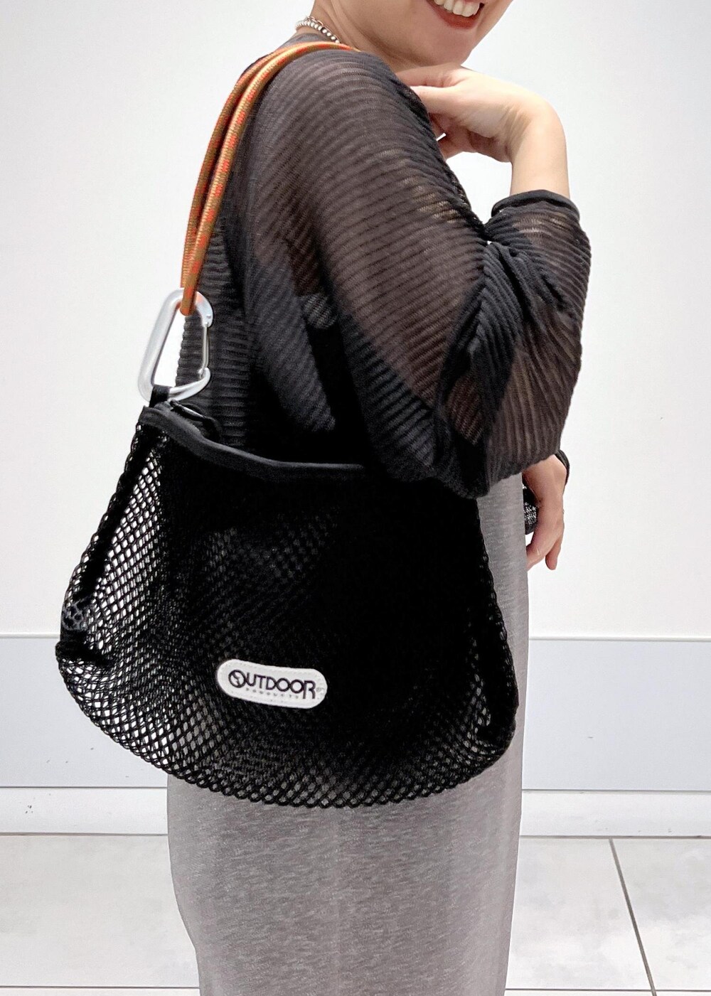 グレー系のカーディガン/ボレロ、ブラック系のその他パンツ、ブラック系のショルダーバッグを着用したレディースの夏コーディネートの7枚目の写真