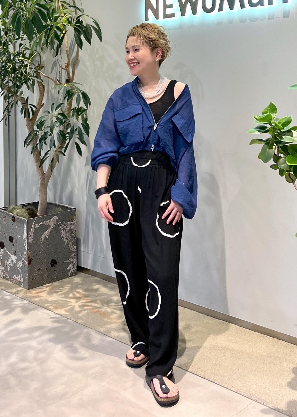 ブルー系のブルゾンを着用したレディースの夏コーディネートの2枚目の写真