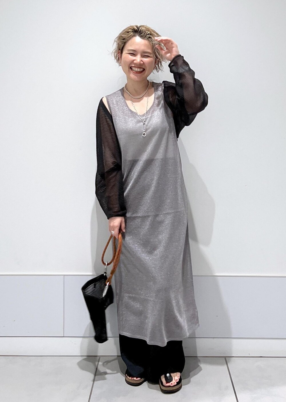 グレー系のカーディガン/ボレロ、ブラック系のその他パンツ、ブラック系のショルダーバッグを着用したレディースの夏コーディネートの2枚目の写真