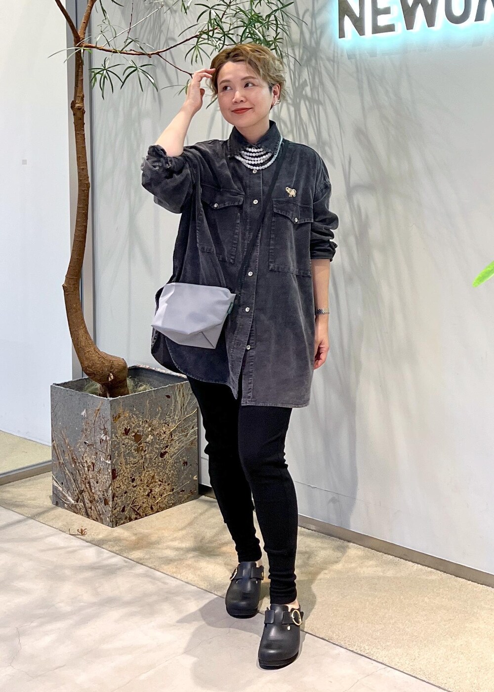 グレー系のシャツ/ブラウス、ブラック系のスニーカーを着用したレディースの秋コーディネートの3枚目の写真