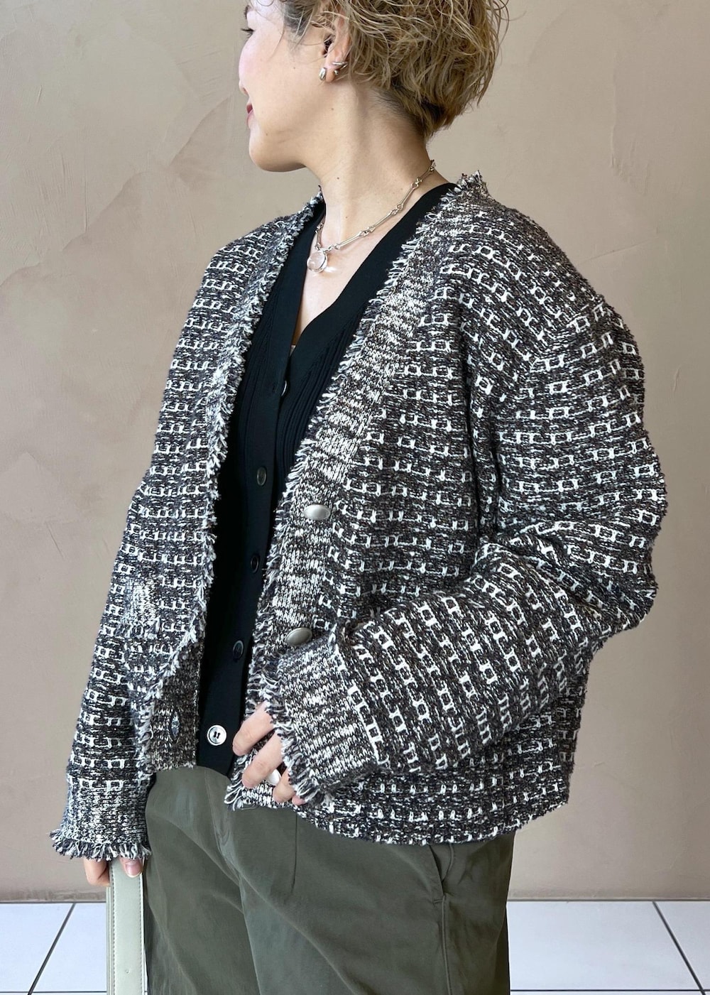 ブルー系のカーディガン/ボレロ、ブラック系のカーディガン/ボレロ、グリーン系のその他パンツを着用したレディースの冬コーディネートの6枚目の写真