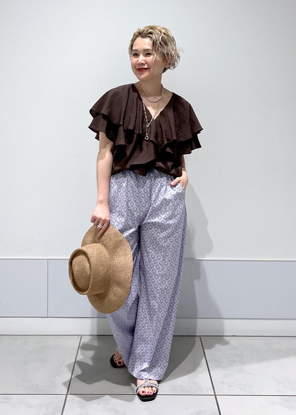 シルバー系のサンダル、ブルー系のその他パンツ、ブラウン系のシャツ/ブラウスを着用したレディースの夏コーディネートの2枚目の写真