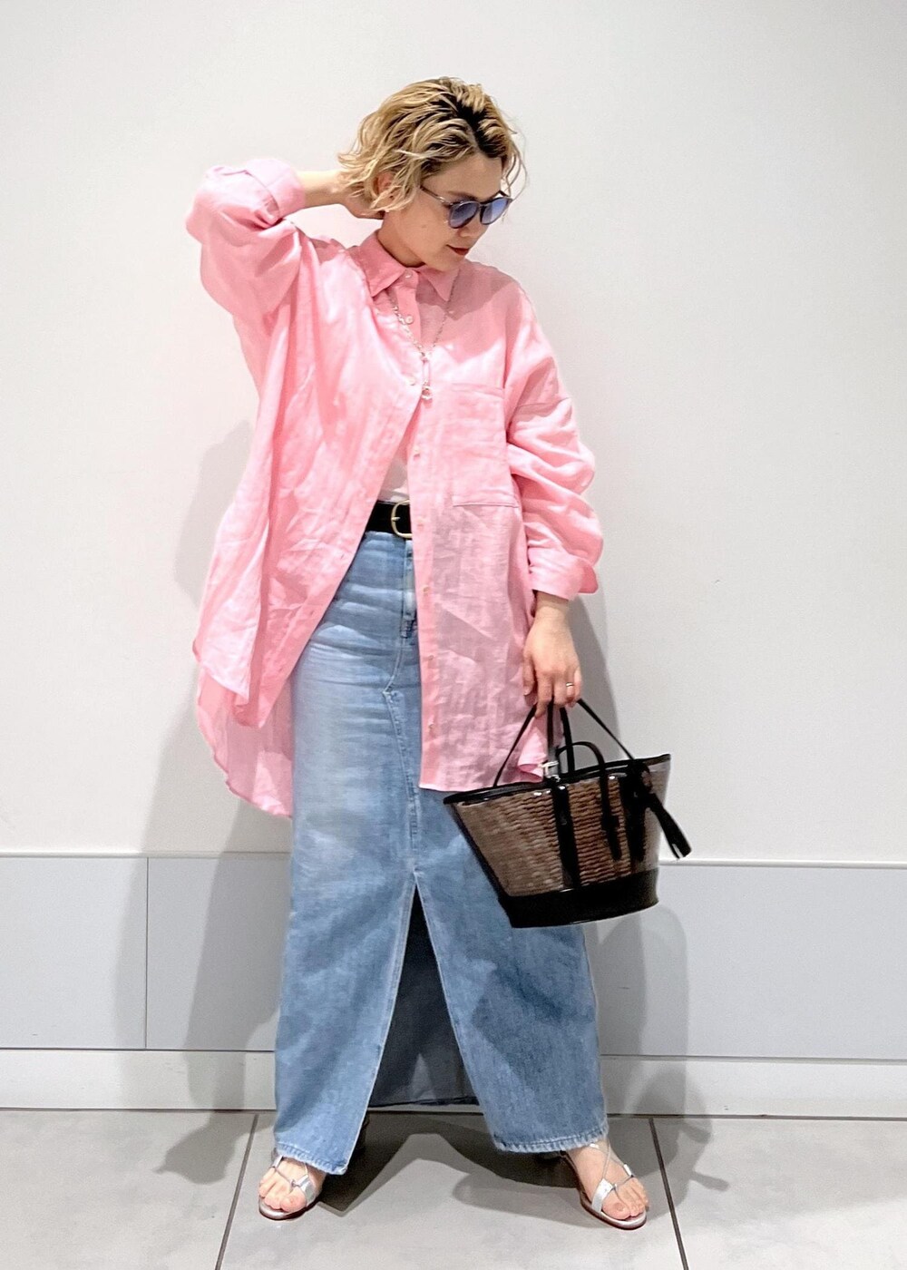 ピンク系のシャツ/ブラウス、ホワイト系のかごバッグ、ブルー系のデニムスカートを着用したレディースの春コーディネートの3枚目の写真