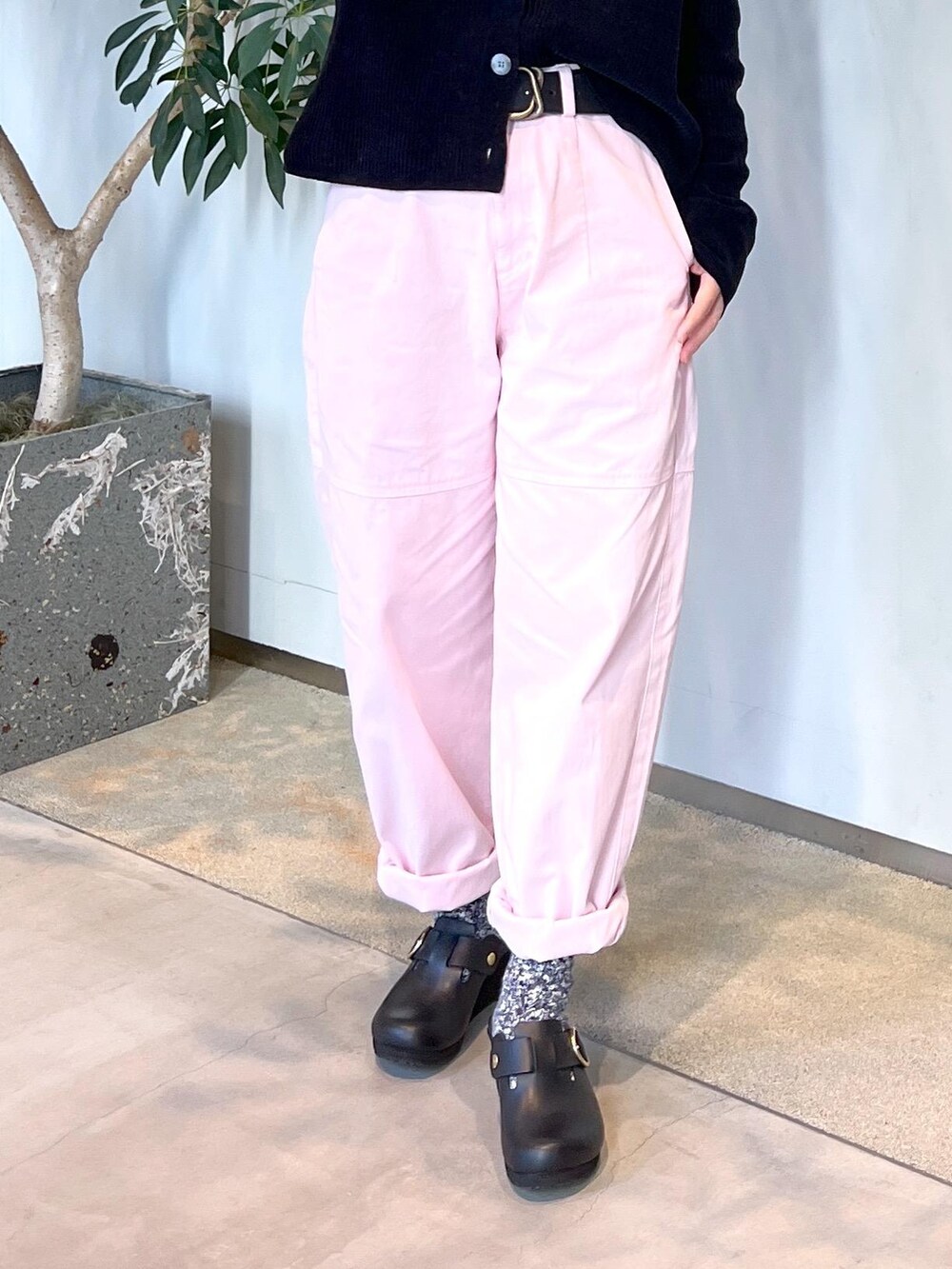 ピンク系のその他パンツ、ブラック系のカーディガン/ボレロ、ブラック系のスニーカーを着用したレディースの冬コーディネートの9枚目の写真