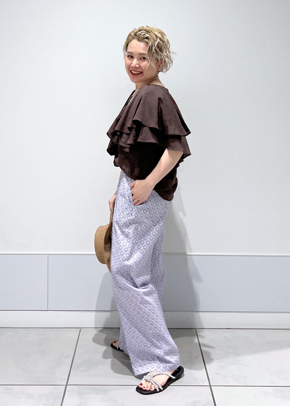 シルバー系のサンダル、ブルー系のその他パンツ、ブラウン系のシャツ/ブラウスを着用したレディースの夏コーディネートの4枚目の写真