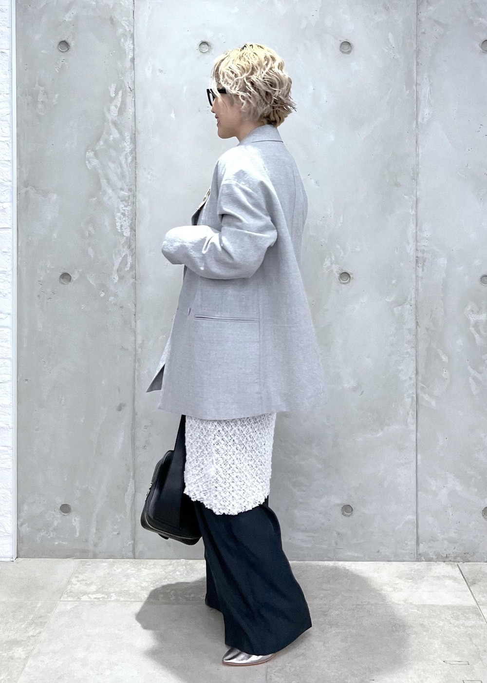 ホワイト系のワンピース、グレー系のテーラードジャケット、ブラック系のボディバッグ/ウエストポーチを着用したレディースの夏コーディネートの4枚目の写真
