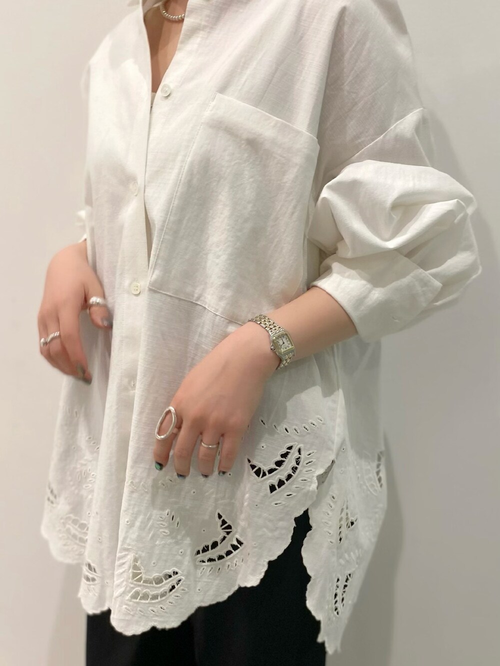 ホワイト系のシャツ/ブラウス、ブラック系のその他パンツ、ブラック系のバッグを着用したレディースの春コーディネートの3枚目の写真