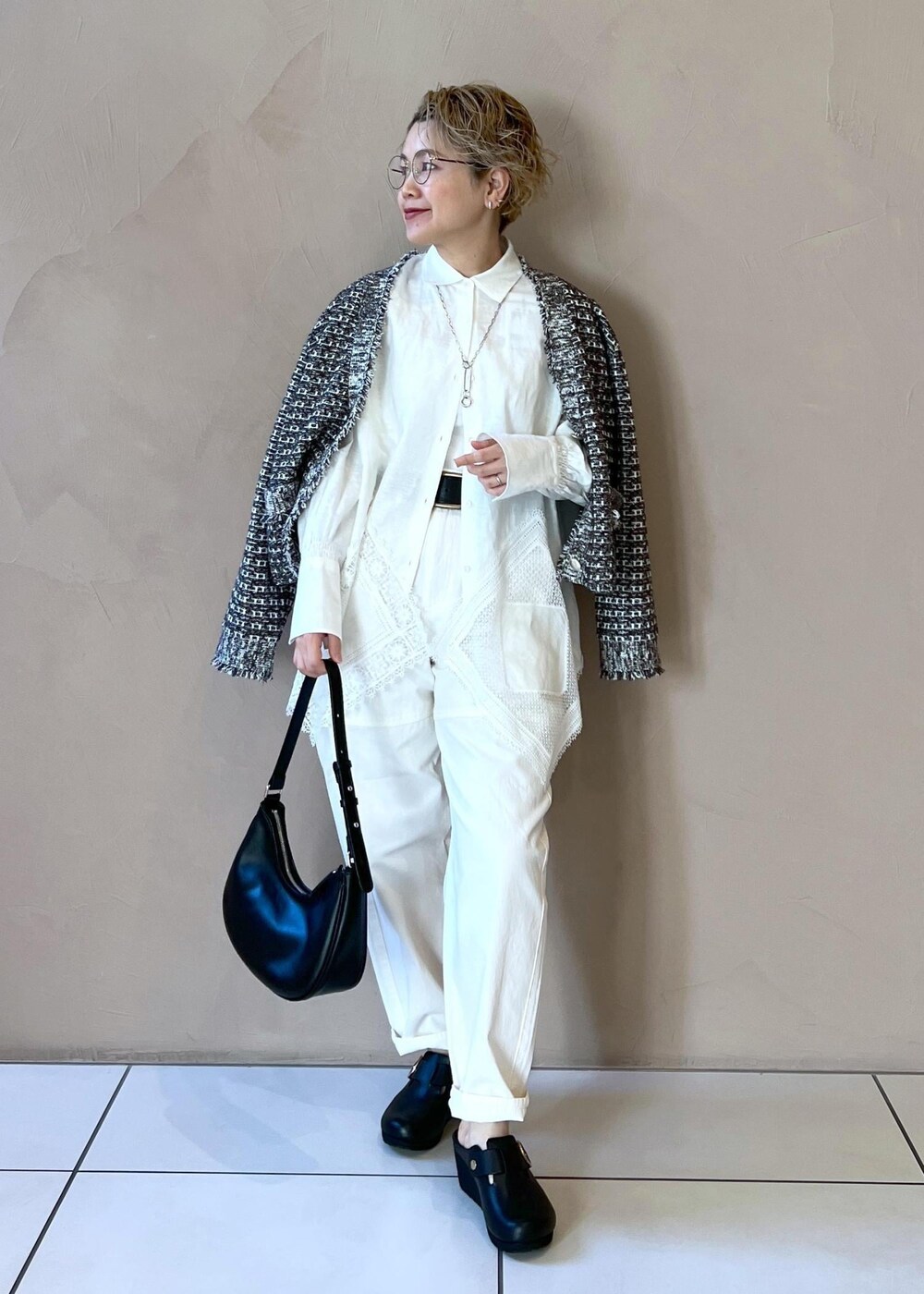 ホワイト系のシャツ/ブラウス、ホワイト系のその他パンツ、ブルー系のカーディガン/ボレロを着用したレディースの冬コーディネートの5枚目の写真