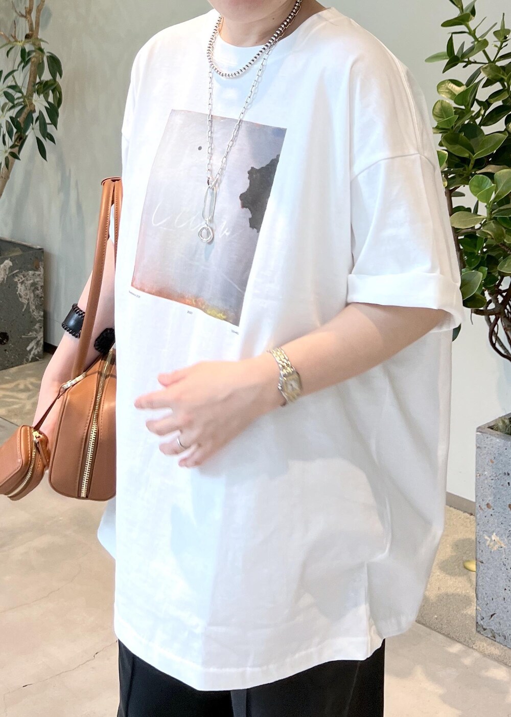 ブラック系のその他パンツ、その他のサンダル、イエロー系のショルダーバッグを着用したレディースの春コーディネートの4枚目の写真
