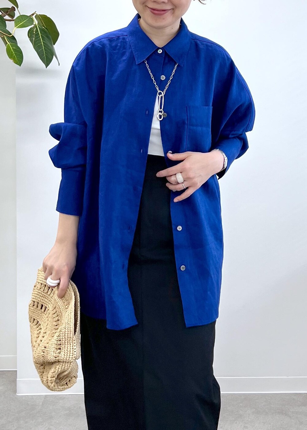 ブラック系のスカート、ブルー系のシャツ/ブラウス、ブラック系のサンダルを着用したレディースの冬コーディネートの7枚目の写真