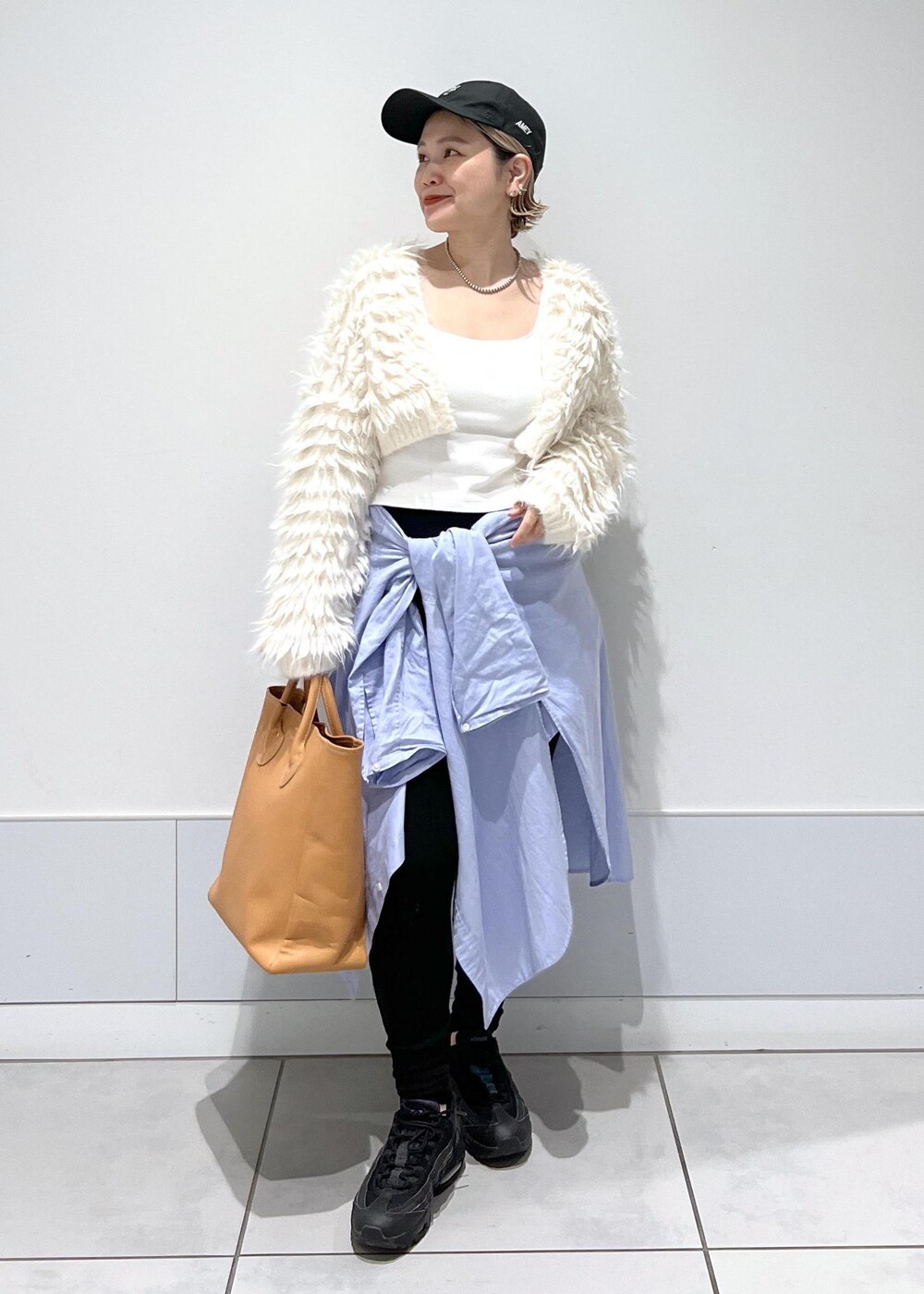 ホワイト系のカーディガン/ボレロ、ブラック系のその他パンツを着用したレディースの秋コーディネートの2枚目の写真