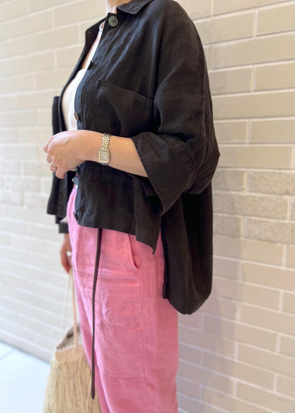 ブラック系のシャツ/ブラウス、ホワイト系のチューブトップ、ベージュ系のサンダルを着用したレディースの春コーディネートの6枚目の写真