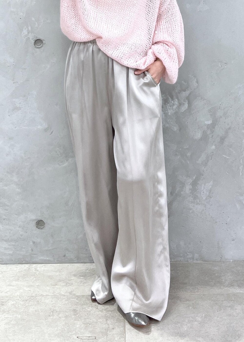 グレー系のその他パンツ、ピンク系のニット/セーター、シルバー系のパンプスを着用したレディースの夏コーディネートの9枚目の写真