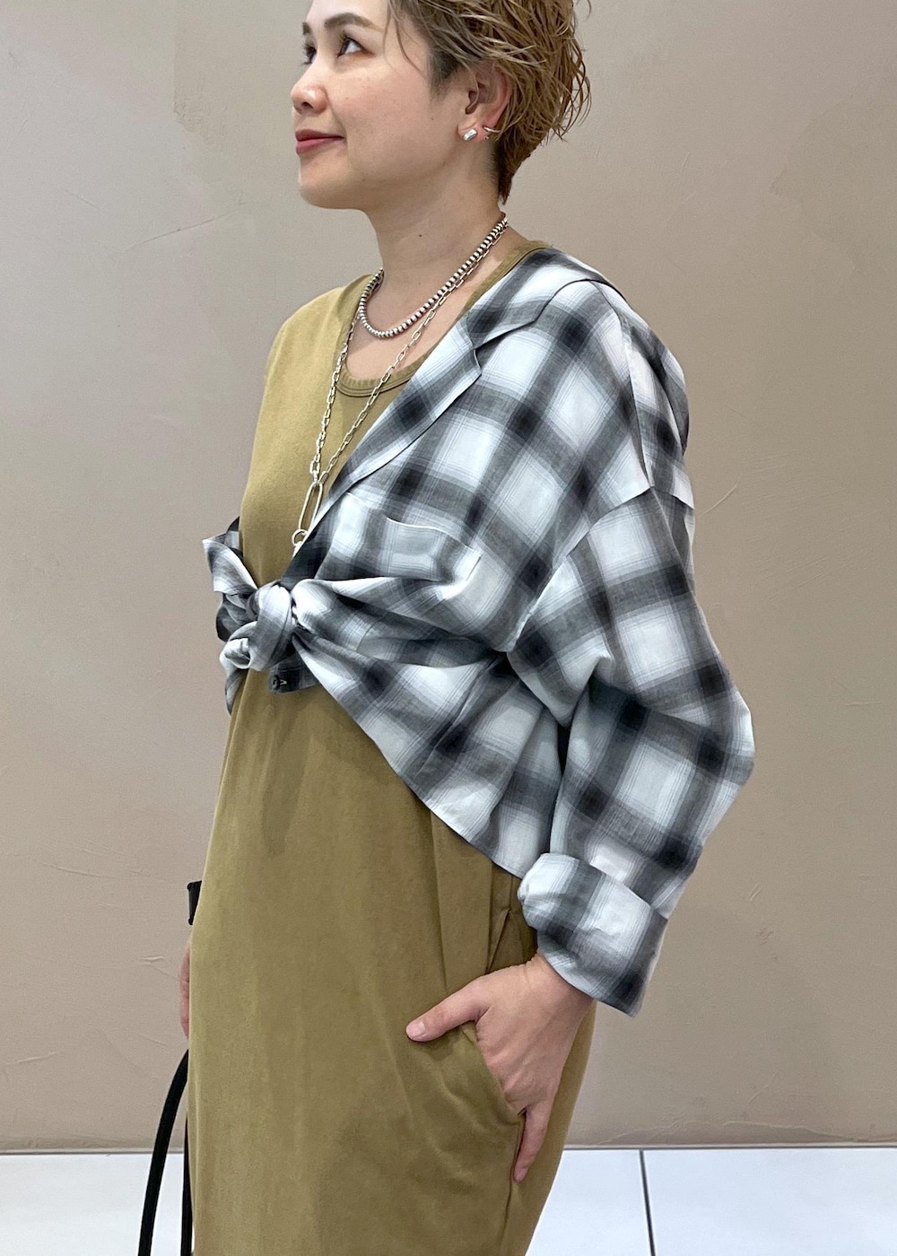 ブラック系のショルダーバッグ、ブラック系のシャツ/ブラウス、ブラウン系のワンピースを着用したレディースの夏コーディネートの5枚目の写真