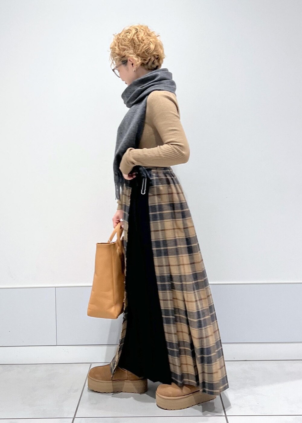 ベージュ系のスカート、ベージュ系のニット/セーターを着用したレディースの秋コーディネートの5枚目の写真