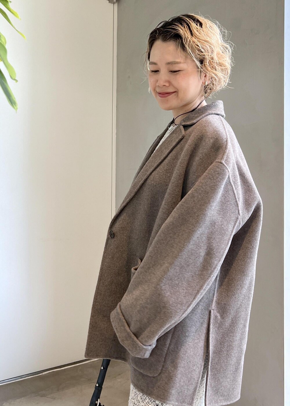 ブラウン系のその他アウター、ホワイト系のワンピース、シルバー系のパンプスを着用したレディースの秋コーディネートの7枚目の写真