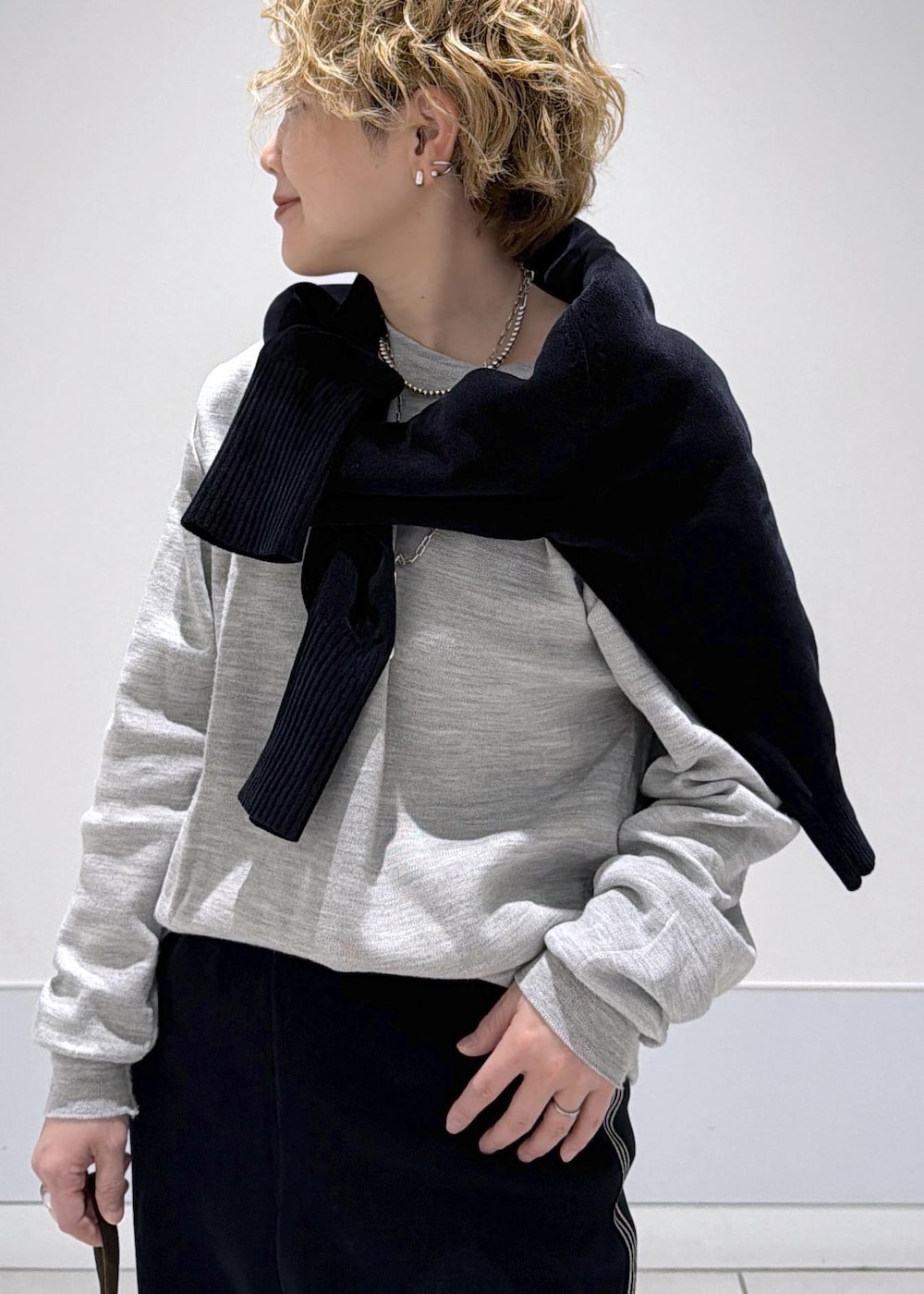 ブラック系のその他パンツ、ブラック系のスウェット、ブラウン系のショルダーバッグを着用したレディースの秋コーディネートの5枚目の写真