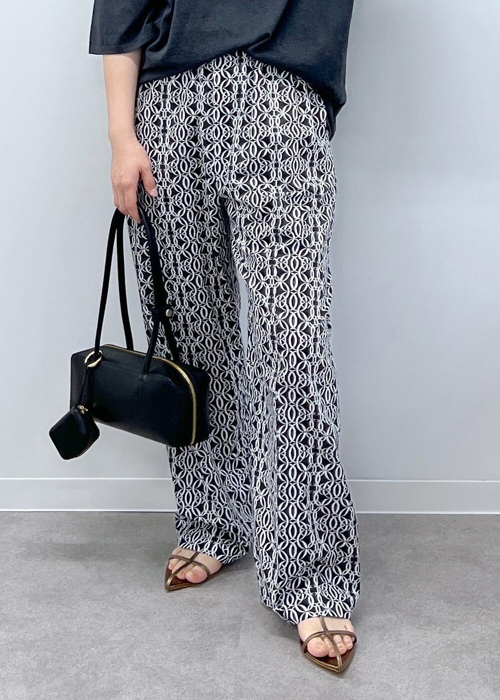 グレー系のTシャツ/カットソー、その他のサンダル、ブラック系のショルダーバッグを着用したレディースの春コーディネートの9枚目の写真