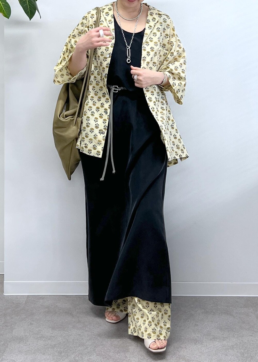 ブラック系のワンピース、ベージュ系のシャツ/ブラウス、ベージュ系のその他パンツを着用したレディースの冬コーディネートの4枚目の写真