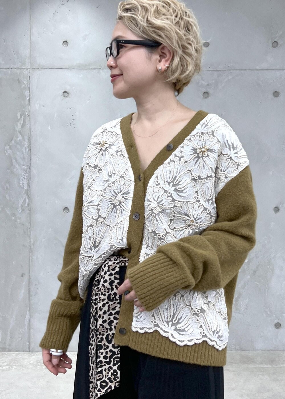 イエロー系のカーディガン/ボレロ、シルバー系のショルダーバッグ、ブラック系のその他パンツを着用したレディースの冬コーディネートの5枚目の写真