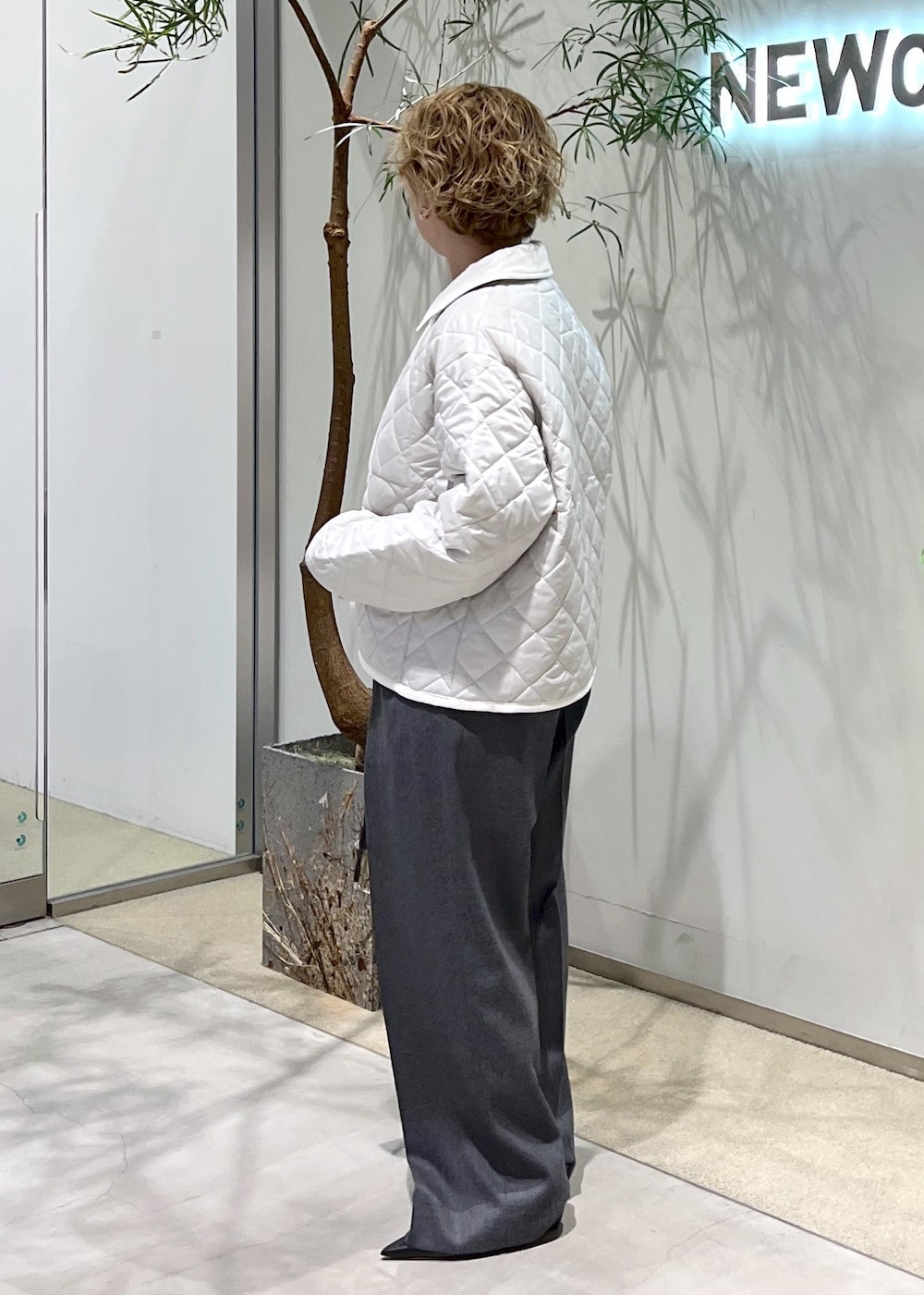 ピンク系のブルゾン、ブラウン系のハンドバッグ、ブラック系のパンプスを着用したレディースの秋コーディネートの9枚目の写真