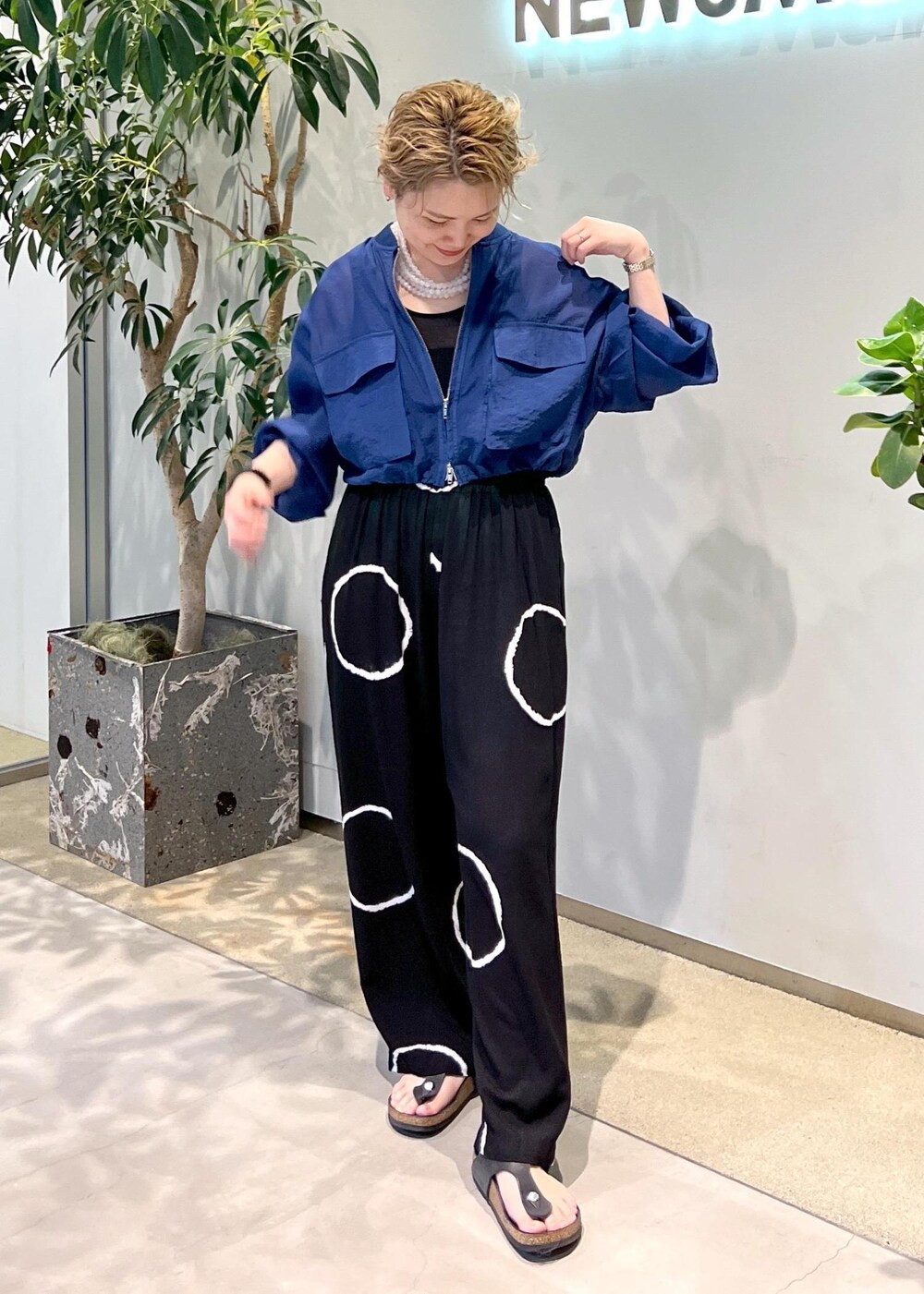 ブルー系のブルゾンを着用したレディースの夏コーディネートの4枚目の写真