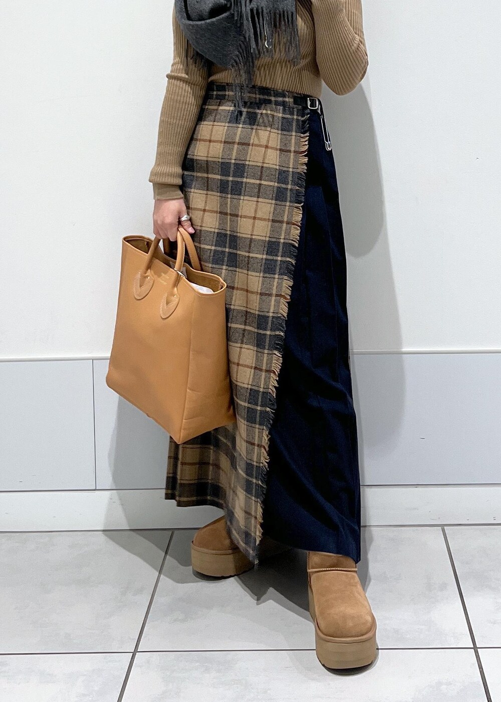 ベージュ系のスカート、ベージュ系のニット/セーターを着用したレディースの秋コーディネートの6枚目の写真