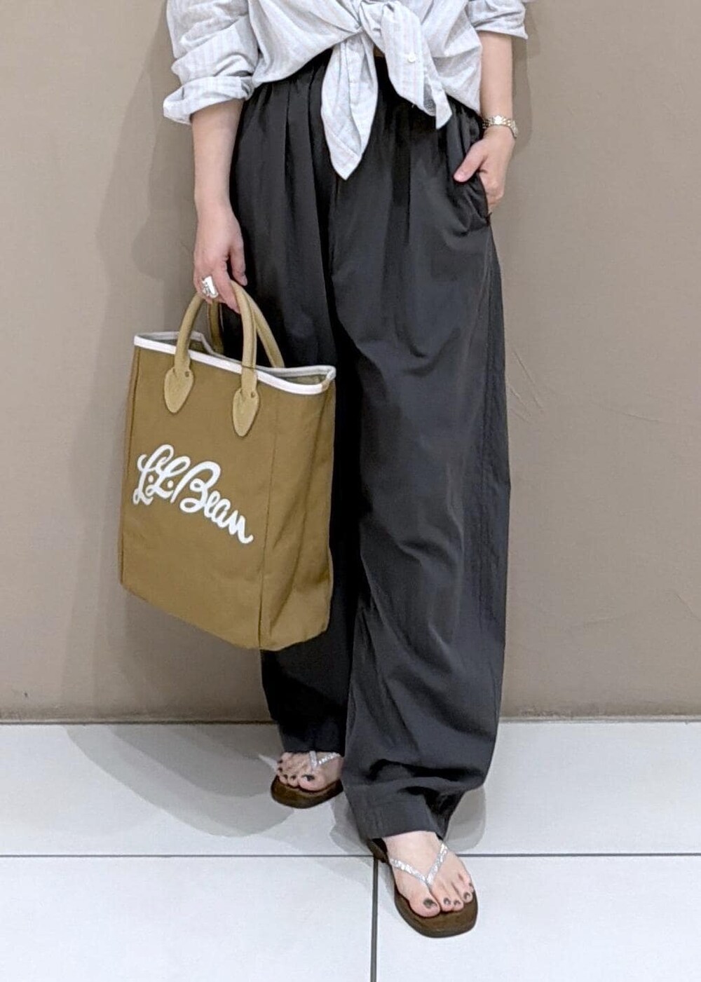 ブラウン系のサンダル、グレー系のその他パンツ、ブルー系のシャツ/ブラウスを着用したレディースの夏コーディネートの8枚目の写真
