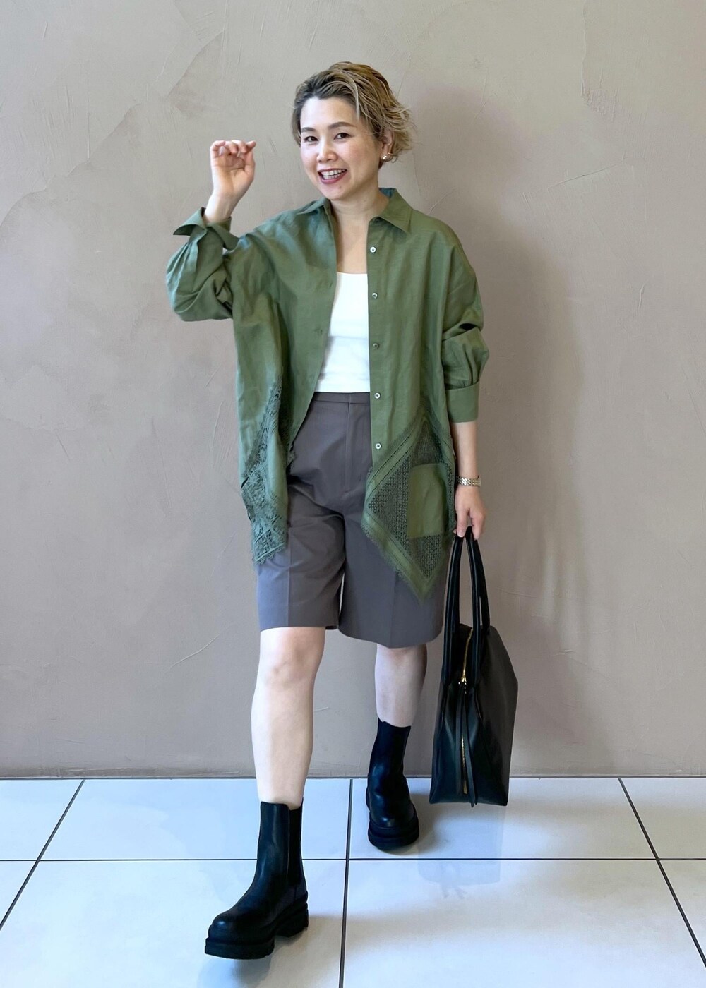 ブラック系のブーツ、グリーン系のシャツ/ブラウス、グレー系のその他パンツを着用したレディースの冬コーディネートの4枚目の写真