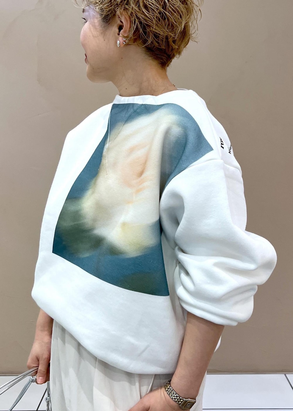 ブラック系のブルゾン、ホワイト系のその他パンツ、シルバー系のショルダーバッグを着用したレディースの春コーディネートの10枚目の写真