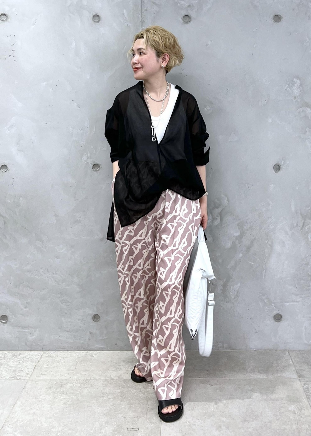 イエロー系のその他パンツ、ブラック系のシャツ/ブラウス、グレー系のトートバッグを着用したレディースの冬コーディネートの4枚目の写真