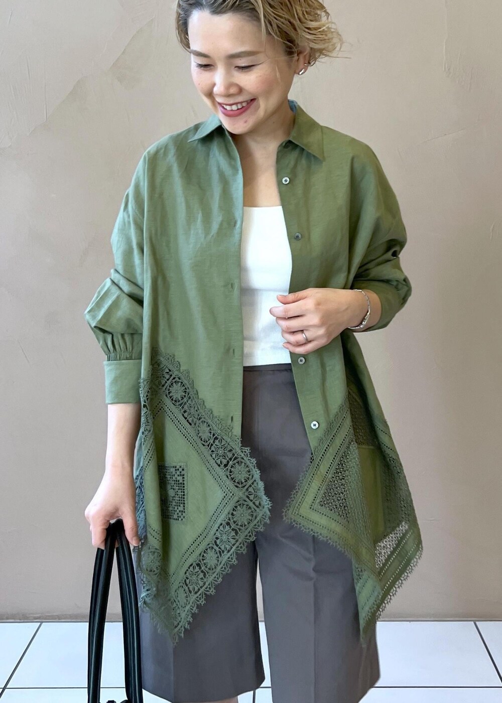 ブラック系のブーツ、グリーン系のシャツ/ブラウス、グレー系のその他パンツを着用したレディースの冬コーディネートの5枚目の写真