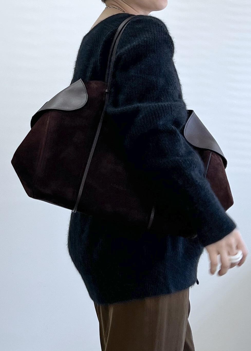 ブラック系のブーツ、ブラウン系のその他パンツ、グレー系のカーディガン/ボレロを着用したレディースの秋コーディネートの6枚目の写真