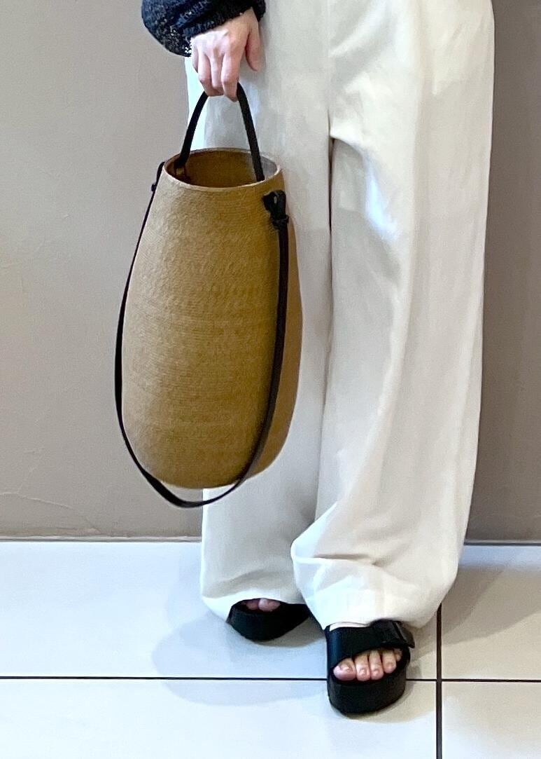 ホワイト系のサロペット/オーバーオール、グレー系のタンクトップ、グレー系のカーディガン/ボレロを着用したレディースの夏コーディネートの8枚目の写真