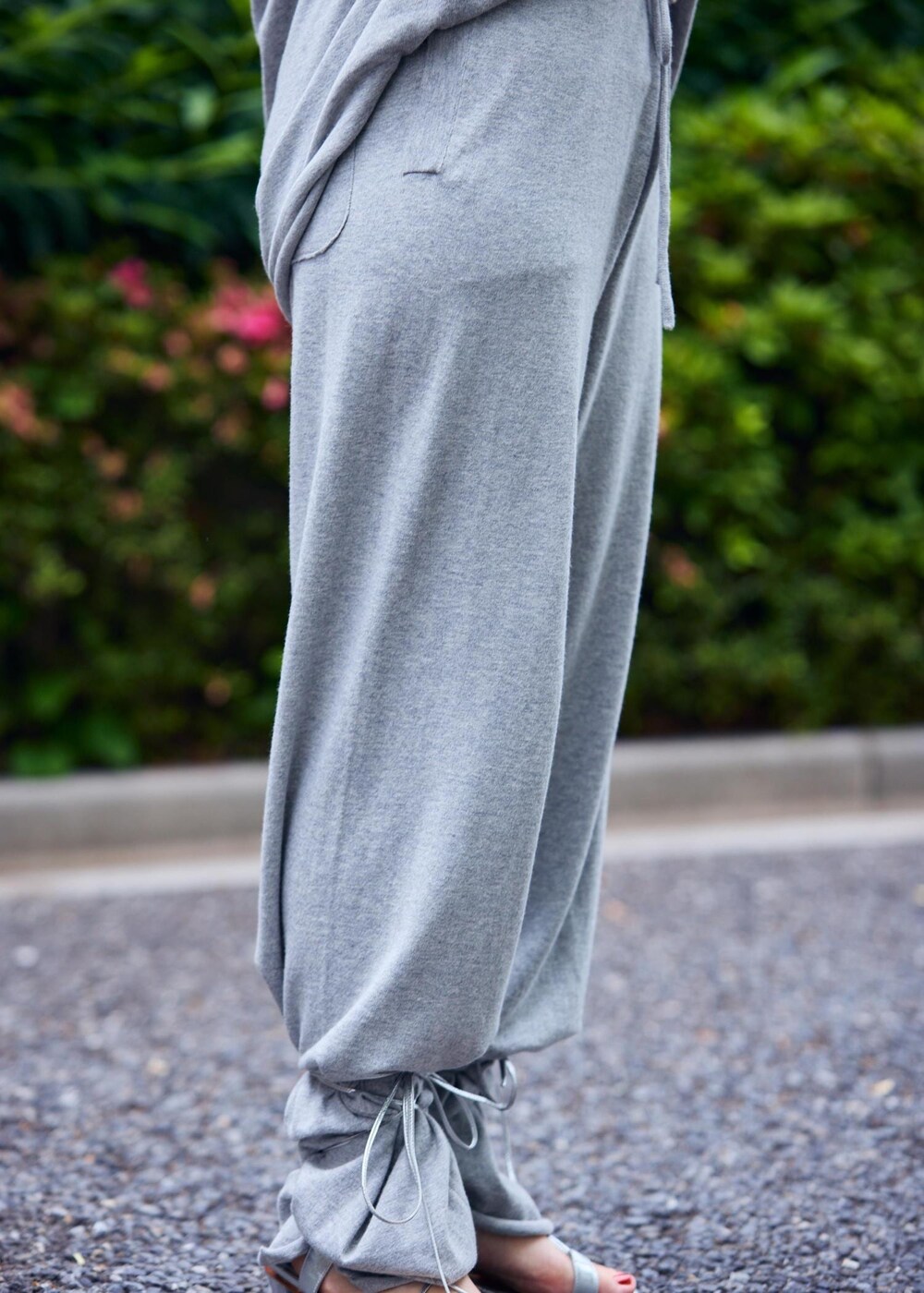 ホワイト系のトートバッグ、シルバー系のサンダルを着用したレディースの夏コーディネートの8枚目の写真