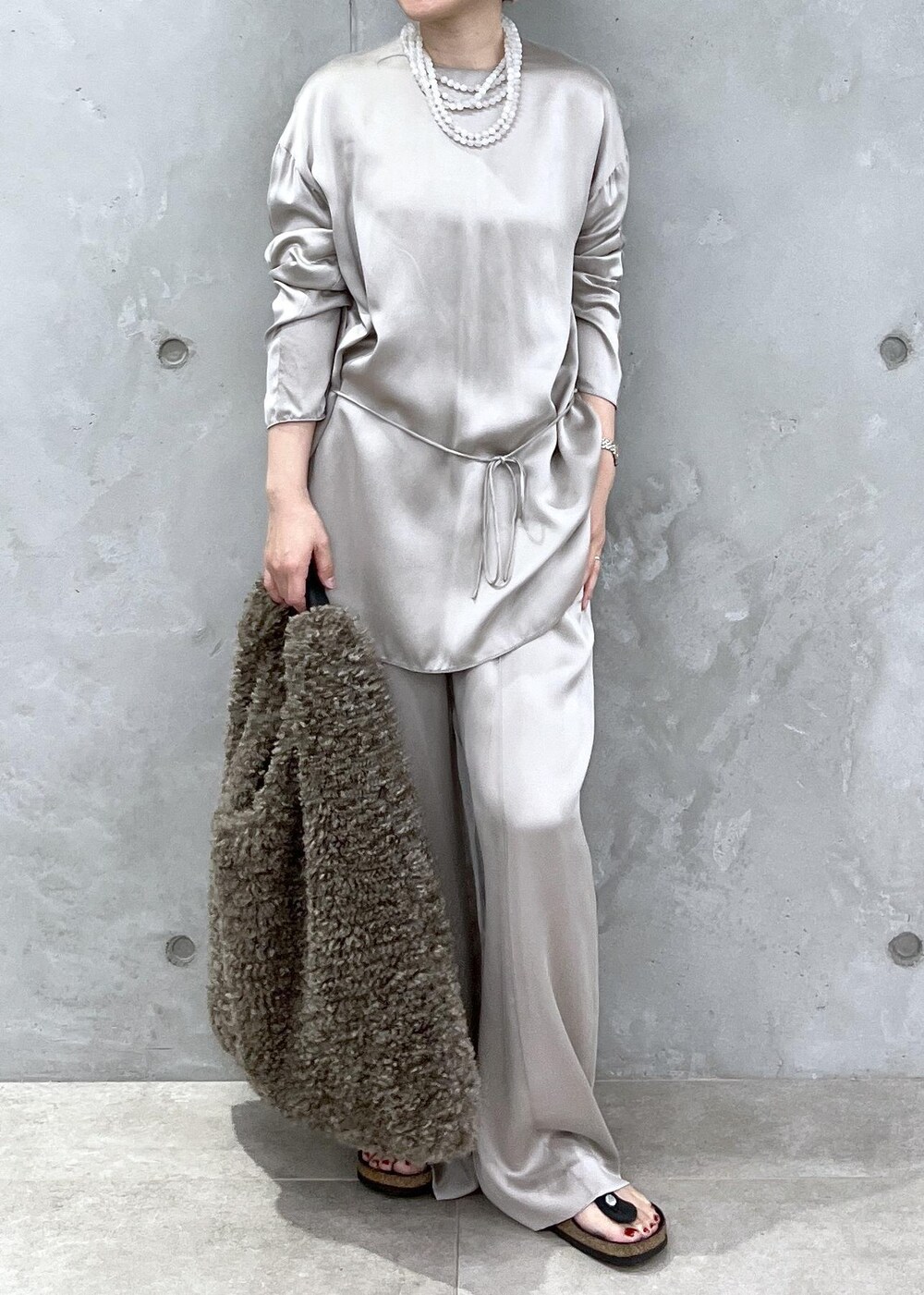 グレー系のその他パンツ、グレー系のシャツ/ブラウス、ブラウン系のトートバッグを着用したレディースの夏コーディネートの4枚目の写真