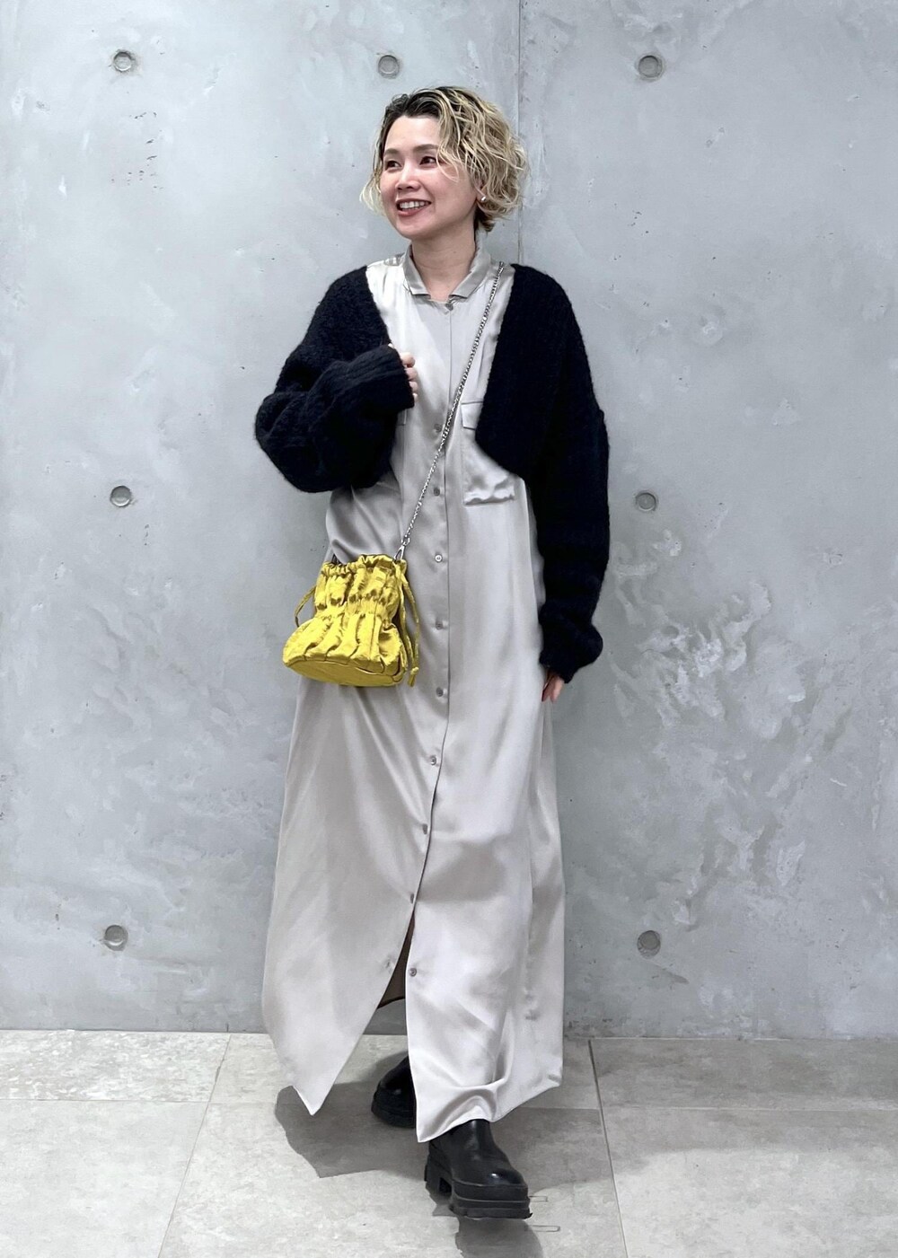 イエロー系のショルダーバッグ、グレー系のシャツワンピース、ブラック系のカーディガン/ボレロを着用したレディースの秋コーディネートの5枚目の写真