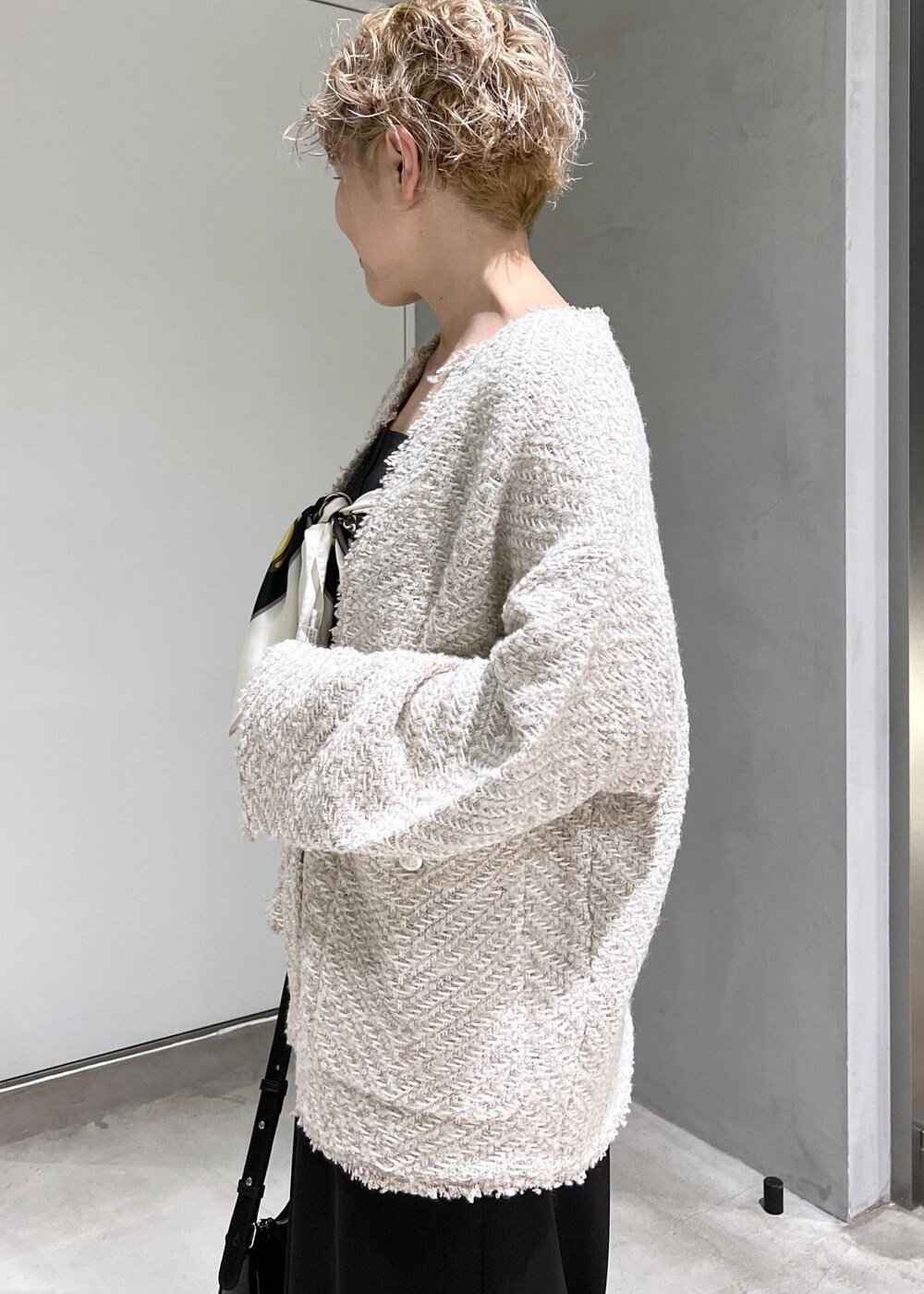 ブラック系のつなぎ/オールインワン、ベージュ系のカーディガン/ボレロ、ブラック系のブーツを着用したレディースの秋コーディネートの10枚目の写真