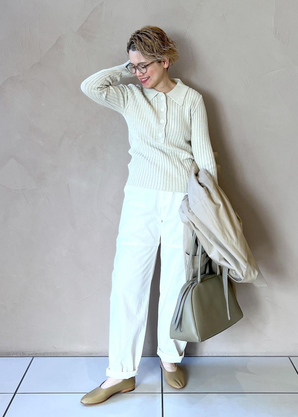 ベージュ系のボストンバッグ、ホワイト系のその他パンツ、ホワイト系のニット/セーターを着用したレディースの冬コーディネートの10枚目の写真