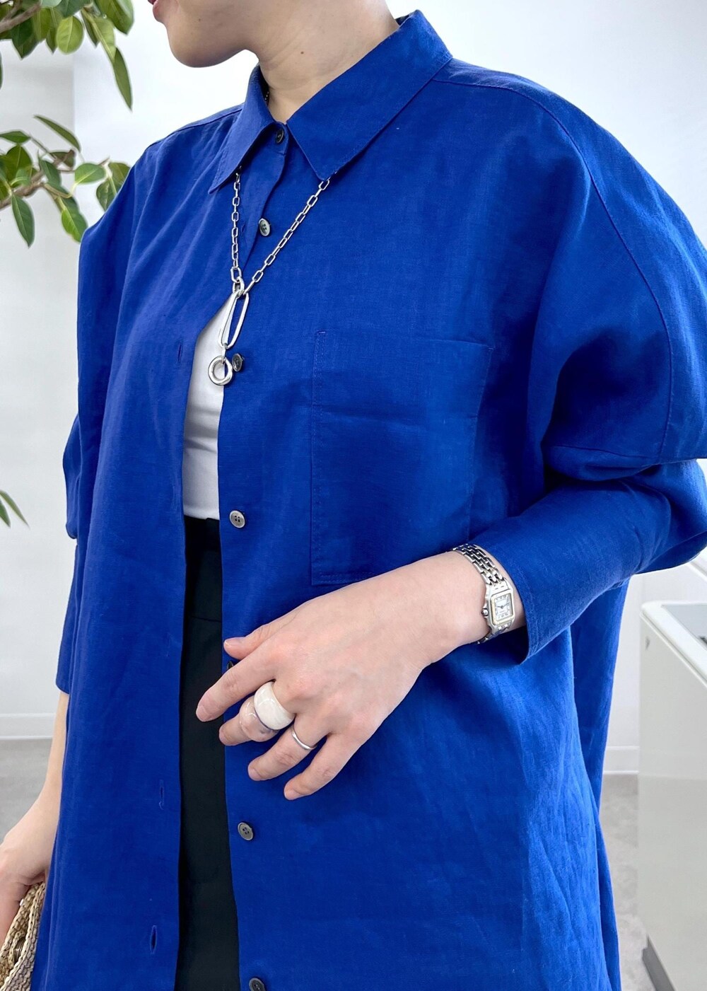 ブラック系のスカート、ブルー系のシャツ/ブラウス、ブラック系のサンダルを着用したレディースの冬コーディネートの6枚目の写真