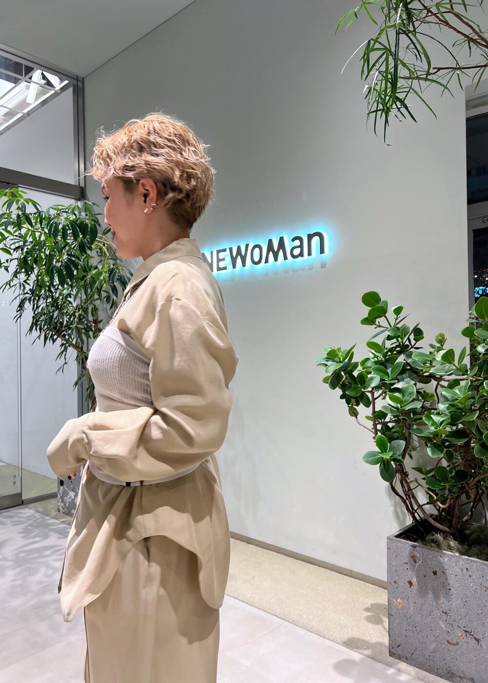 ベージュ系のその他パンツ、ベージュ系のシャツ/ブラウス、ホワイト系のボストンバッグを着用したレディースの春コーディネートの6枚目の写真