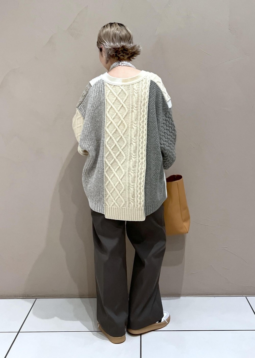 ブラウン系のその他パンツ、ホワイト系のスニーカーを着用したレディースの夏コーディネートの6枚目の写真