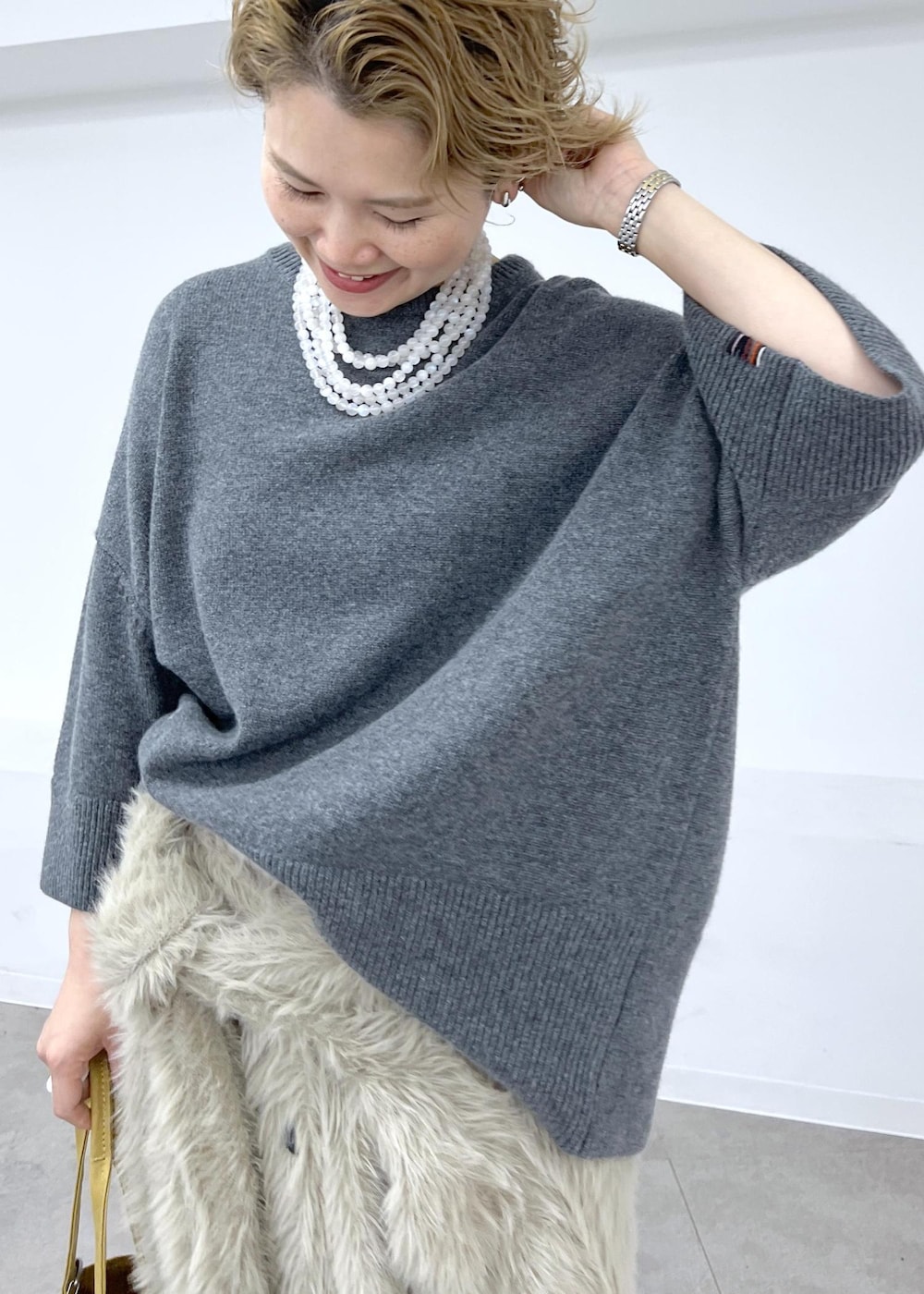 その他のパンプス、ベージュ系のカーディガン/ボレロ、ブラウン系のトートバッグを着用したレディースの秋コーディネートの5枚目の写真