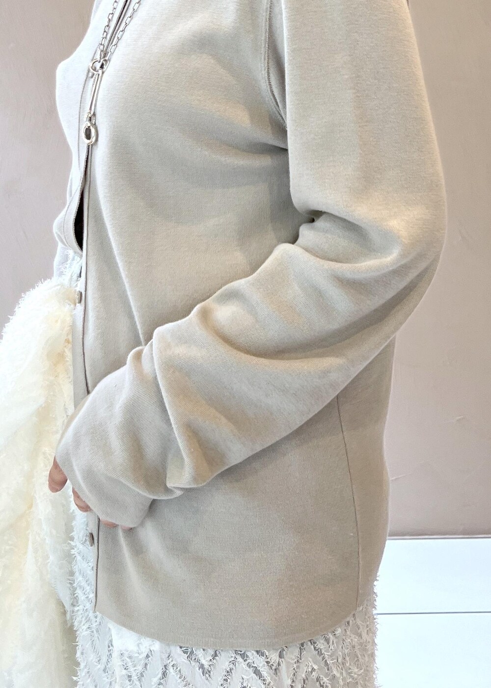 グレー系のカーディガン/ボレロ、ブラック系のショルダーバッグ、ホワイト系のシャツ/ブラウスを着用したレディースの秋コーディネートの7枚目の写真