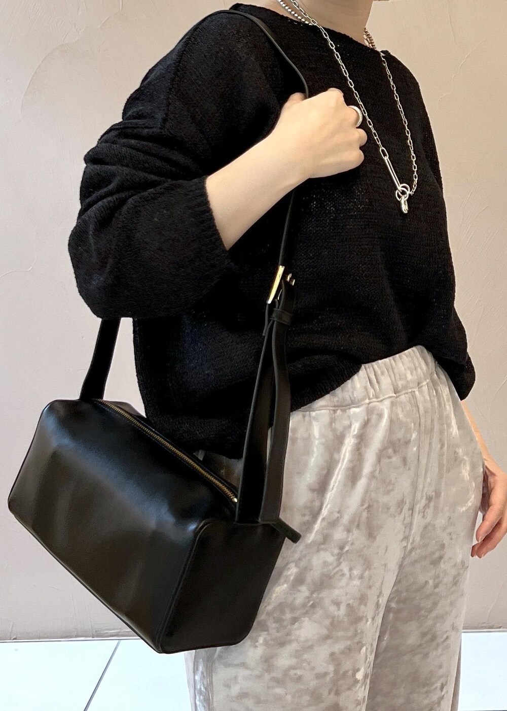 ベージュ系のその他パンツ、ブラック系のサンダル、ブラック系のニット/セーターを着用したレディースの春コーディネートの7枚目の写真