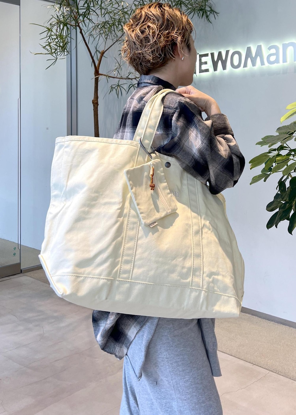 ブラック系のスニーカー、イエロー系のトートバッグを着用したレディースの秋コーディネートの10枚目の写真