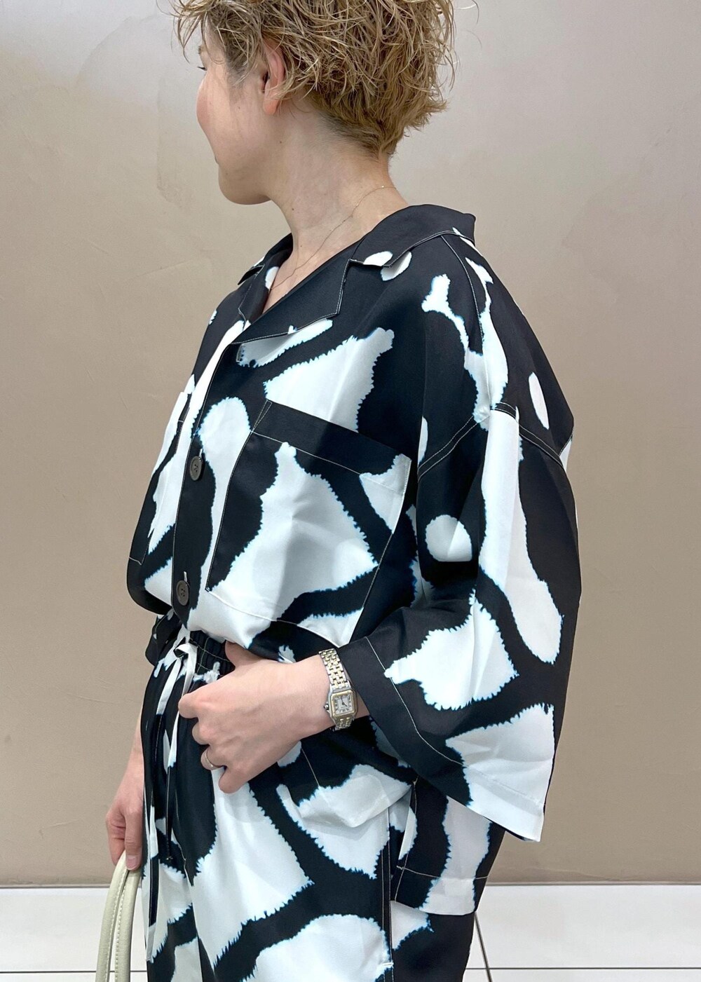 ホワイト系のボストンバッグ、その他のパンプス、ホワイト系のシャツ/ブラウスを着用したレディースの春コーディネートの4枚目の写真