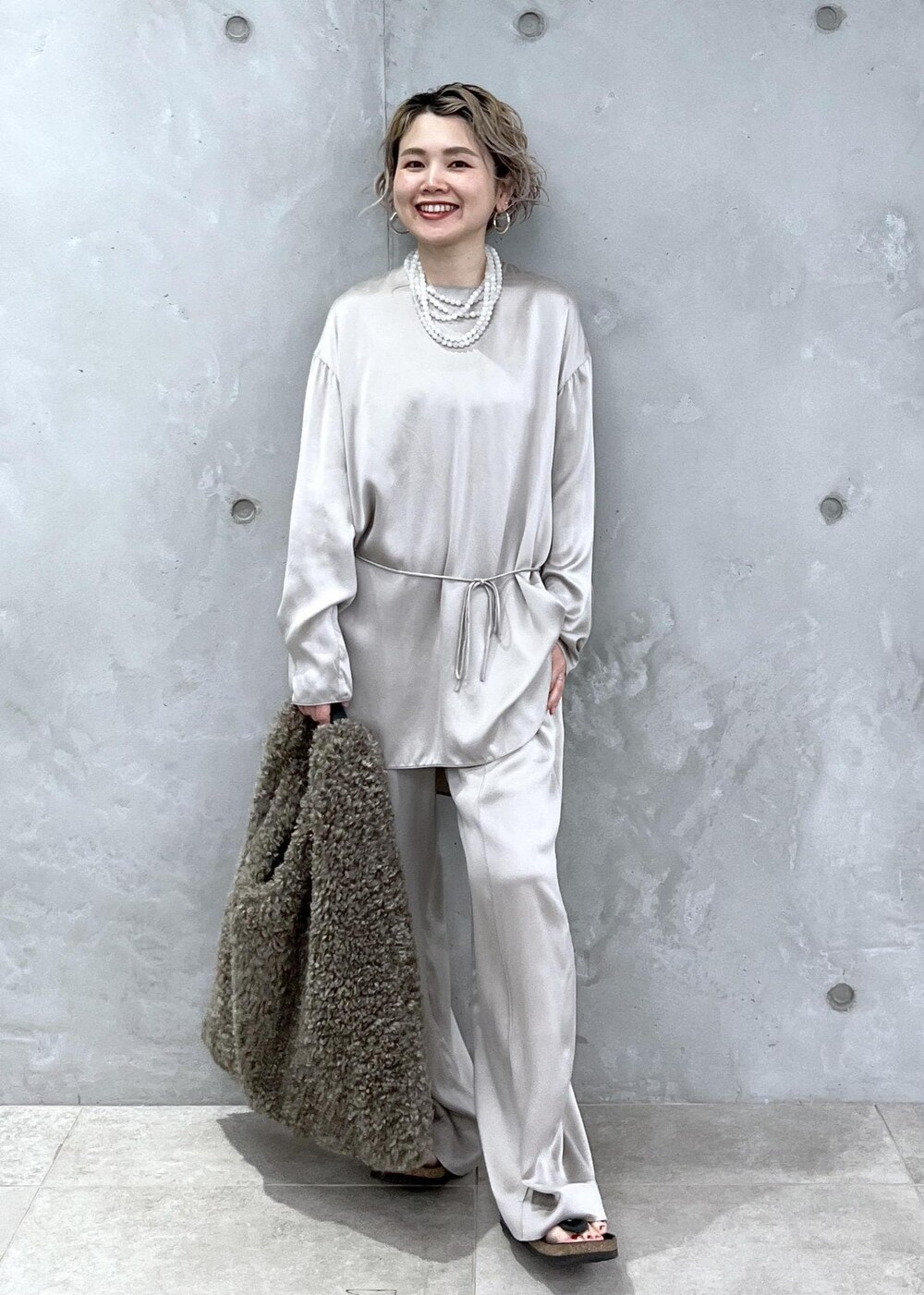 グレー系のその他パンツ、グレー系のシャツ/ブラウス、ブラウン系のトートバッグを着用したレディースの夏コーディネートの3枚目の写真